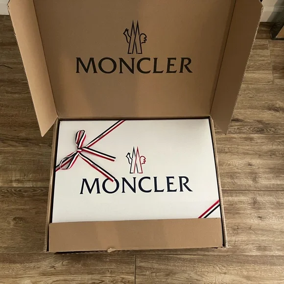 Moncler Montbeliard Short
Down jacket - Picture 8 of 9